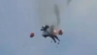2架EA-18G战机碰撞坠落损失有多大？为何在空中卡住？