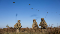 600名英法伞兵在德国跳伞，英方炒作“保卫北约”