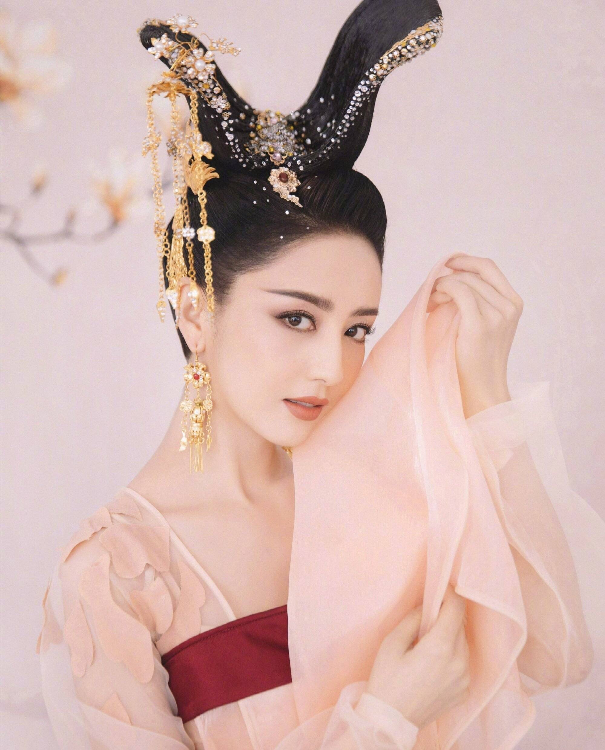 37岁佟丽娅穿热裤秀身材,家中豪宅内景曝光,超大落地窗俯瞰美景