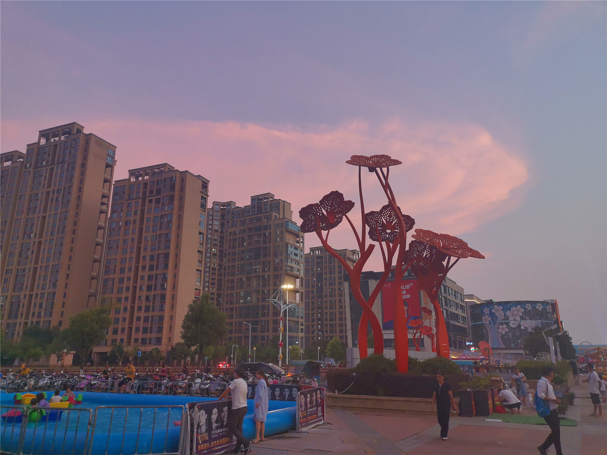 吉安视觉绚丽的晚霞与热闹的步行街相映成趣