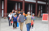 山东兖州兴隆寺特别活动：向信众免费赠送粽子，共饮甘露庆端午