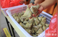 山东兖州兴隆寺特别活动：向信众免费赠送粽子，共饮甘露庆端午