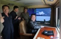 左手导弹右手屎蛋，朝鲜要打什么算盘？