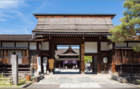为什么日本的古建筑都很新而国内的古建筑显得很破旧？