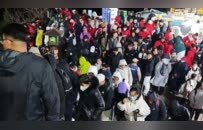 泰山凌晨游客摩肩擦踵如城市步行街，5元人民币“取景地”成爆火打卡点