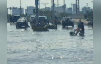 河南周口城区多处积水严重，大量市民围观被淹“小铁牛”