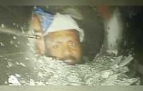 印度一在建隧道坍塌，41名工人靠“两条管道”撑17天获救