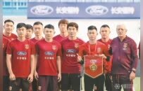中国“独腿球王”：曾花8个月练单腿颠球，用坏过几十副拐