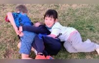我女儿在非洲上学：与其精细化培养脆弱一代，不如放养她成为“顶级玩家”