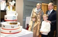 摩纳哥王妃46岁生日被喷“败家”，8年花1亿网友表示“花少了”，难道留给亲王情妇？