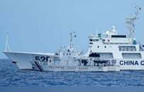 菲律宾44艘渔船要硬冲黄岩岛，中国渔船赶来包围，052D舰后方包抄