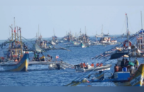 菲律宾44艘渔船要硬冲黄岩岛，中国渔船赶来包围，052D舰后方包抄