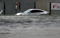 迪拜突发罕见大洪水，沙漠变汪洋！1天下完1年的雨，民众划橡皮艇逃难？