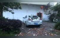 温州一民房被雷劈开屋顶，现场一片狼藉