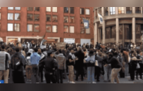 冲突升级，纽约大学示威活动130余人被捕，抗议者持照明弹曼哈顿游行