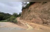 梅大高速路陷事件背后：村民称事发山体3日前曾有大量下泻泥水