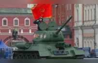 莫斯科红场“雪中阅兵式”结束：仍只有1辆坦克受阅，3年来首次恢复空中环节