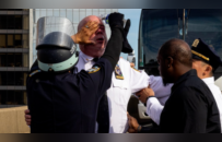 纽约警方高官用制暴喷雾驱散挺巴抗议者，不慎喷到自己脸上，表情痛苦