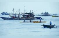菲渔民闯入黄岩岛，200渔民加速逼近，警报声响起，中国海警钢船列阵完毕