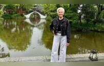 马斯克75岁母亲现身杭州西湖！牛仔服配阔腿裤，一点都不显老