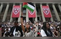 13名哈佛毕业生被剥夺学位，哈佛毕业礼成大型抗议现场