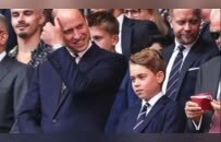 10岁乔治小王子观战足总杯，和教练握手举止得体，威廉却仍难放心