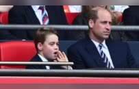 10岁乔治小王子观战足总杯，和教练握手举止得体，威廉却仍难放心