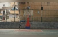 11岁独腿男孩拄拐打篮球走红：运球动作娴熟丝滑，还曾与偶像易建联“同框”
