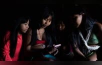 巴西亚马孙土著部落通网9个月后，年轻人沉迷网络、色情视频引争议