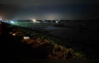 华容洞庭湖大堤决口24小时：有抢险货船被洪水冲走受损，经施救后脱险