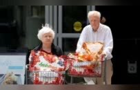 77岁美国财长和丈夫超市购物，6名保镖陪伴，无视食品飞涨遭批