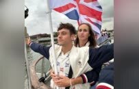 英国旗手致敬泰坦尼克号