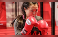 白天行医晚上格斗，这个女孩拿下了UFC冠军