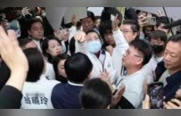 赖清德被喊下台，岛内也要戒严？民进党破窗强闯议院，蓝白都怒了