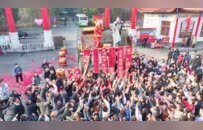 2025年蛇年新春，二郎山景区庙会惊喜连连：挖掘机上财神二郎神共撒红包雨