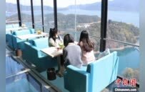 江西庐山西海：99米“全透明”玻璃观景塔吸引游客打卡拍照