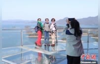 江西庐山西海：99米“全透明”玻璃观景塔吸引游客打卡拍照
