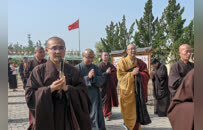 河北正定临济寺住持慧憨法师一行到菏泽临济草寺参访交流