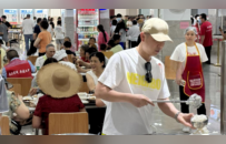“近7000名游客挤爆区政府食堂，吃掉280盆米饭、超1500斤猪肉”
