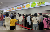 “近7000名游客挤爆区政府食堂，吃掉280盆米饭、超1500斤猪肉”