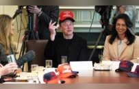 马斯克戴俩帽子赴内阁会，“博眼球”遭质疑，和特朗普的关系复杂