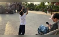 “摆摊救子”妈妈恢复出摊：趁有流量多挣点，抓住一切机会让他活