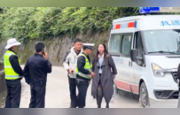 两男一女开救护车自驾游，滥用警笛开道惹众怒：穿着短裙去急救？