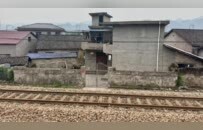 五问“火车穿村致19人身亡”：后果为何如此严重？有无安全防护措施？