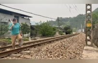 五问“火车穿村致19人身亡”：后果为何如此严重？有无安全防护措施？
