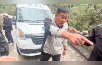 两男一女开救护车自驾游，滥用警笛开道惹众怒：穿着短裙去急救？