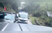 两男一女开救护车自驾游，滥用警笛开道惹众怒：穿着短裙去急救？