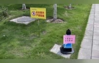 实探“化粪池吞人”事发校园，校方：井盖掉了后才盖木板，没有推卸责任