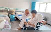 19岁男子入室行凶后淡定点外卖，年轻母亲为护女被袭致大脑萎缩如90岁，嫌疑人家属拒绝露面