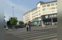 云龙交警护送摔倒老人回家 背后藏着一段英雄往事